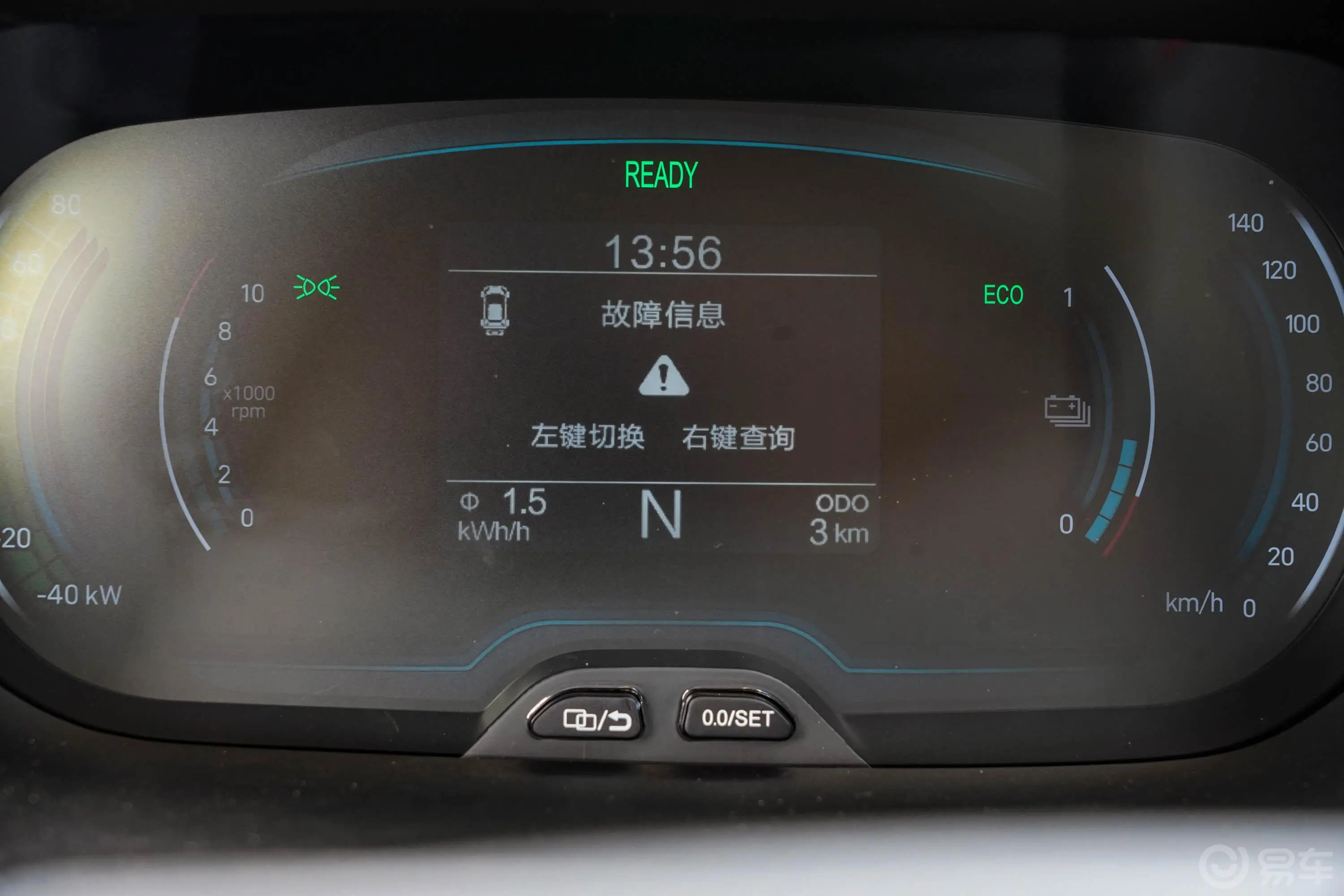 小蚂蚁改款 甜粉款 301km 半糖版 28.8kWh三元锂 电机30kW内饰