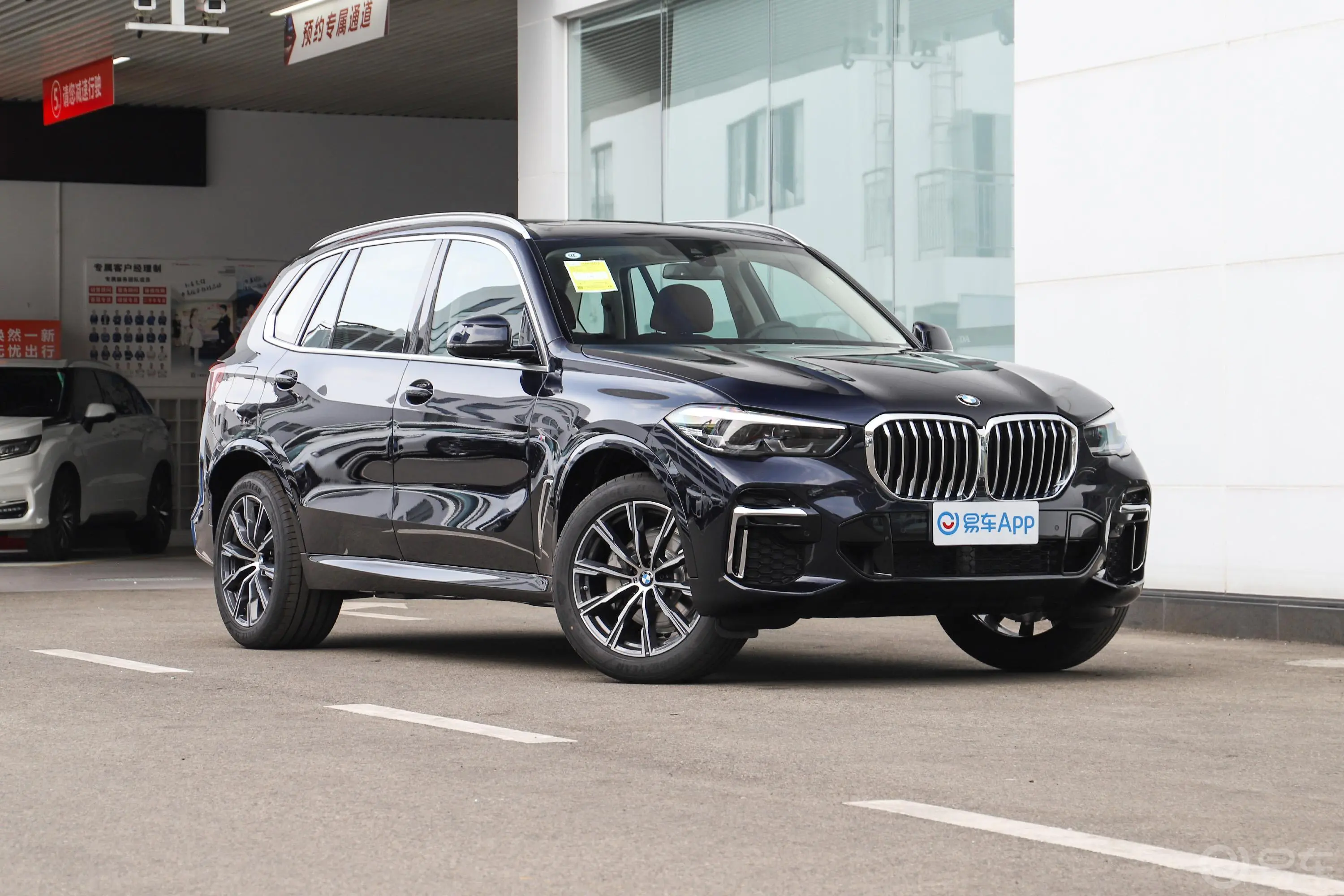 宝马X5改款 xDrive30Li M运动套装侧前45度车头向右水平