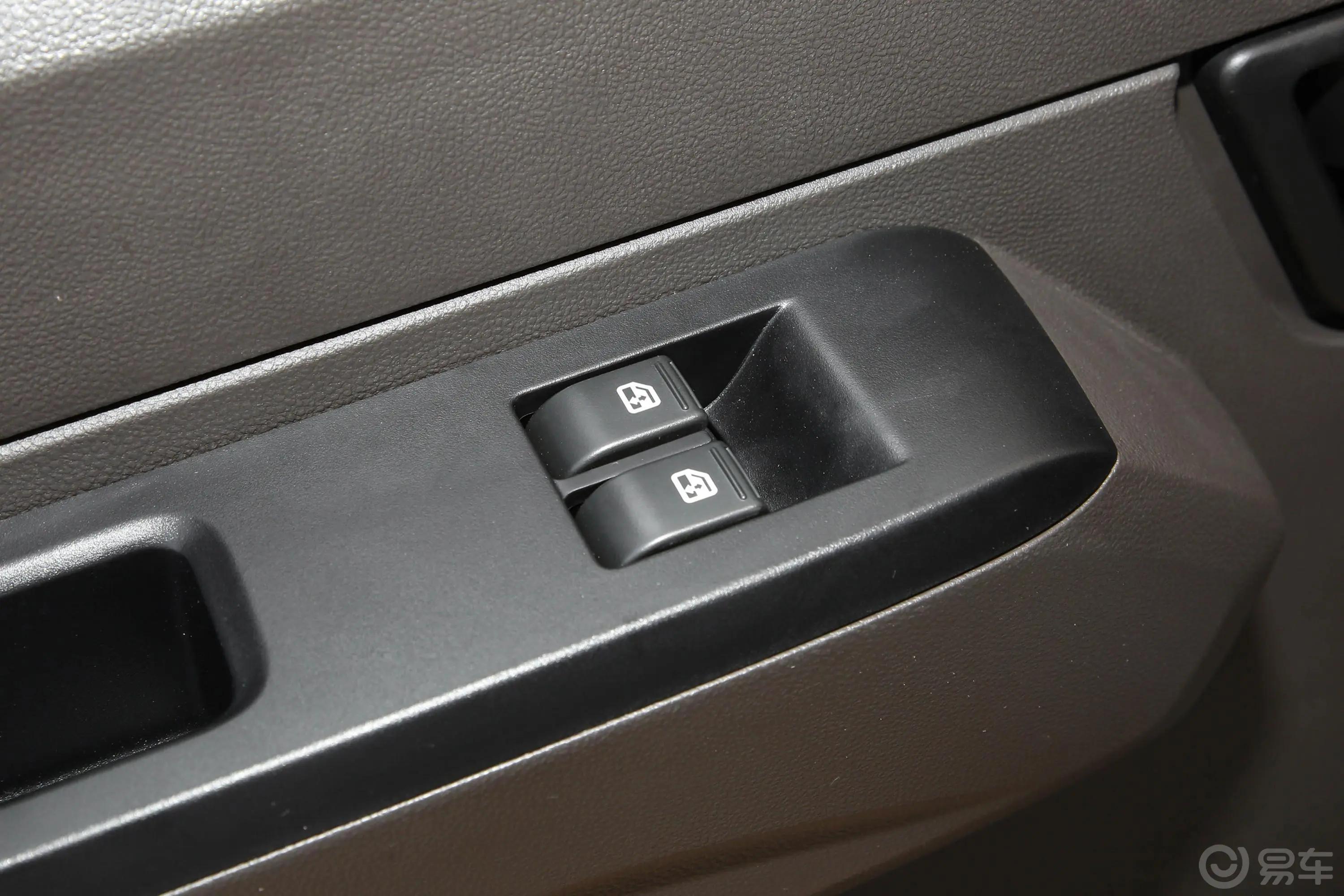 五菱荣光新卡1.5L 加长单排标准型 2座车窗调节整体