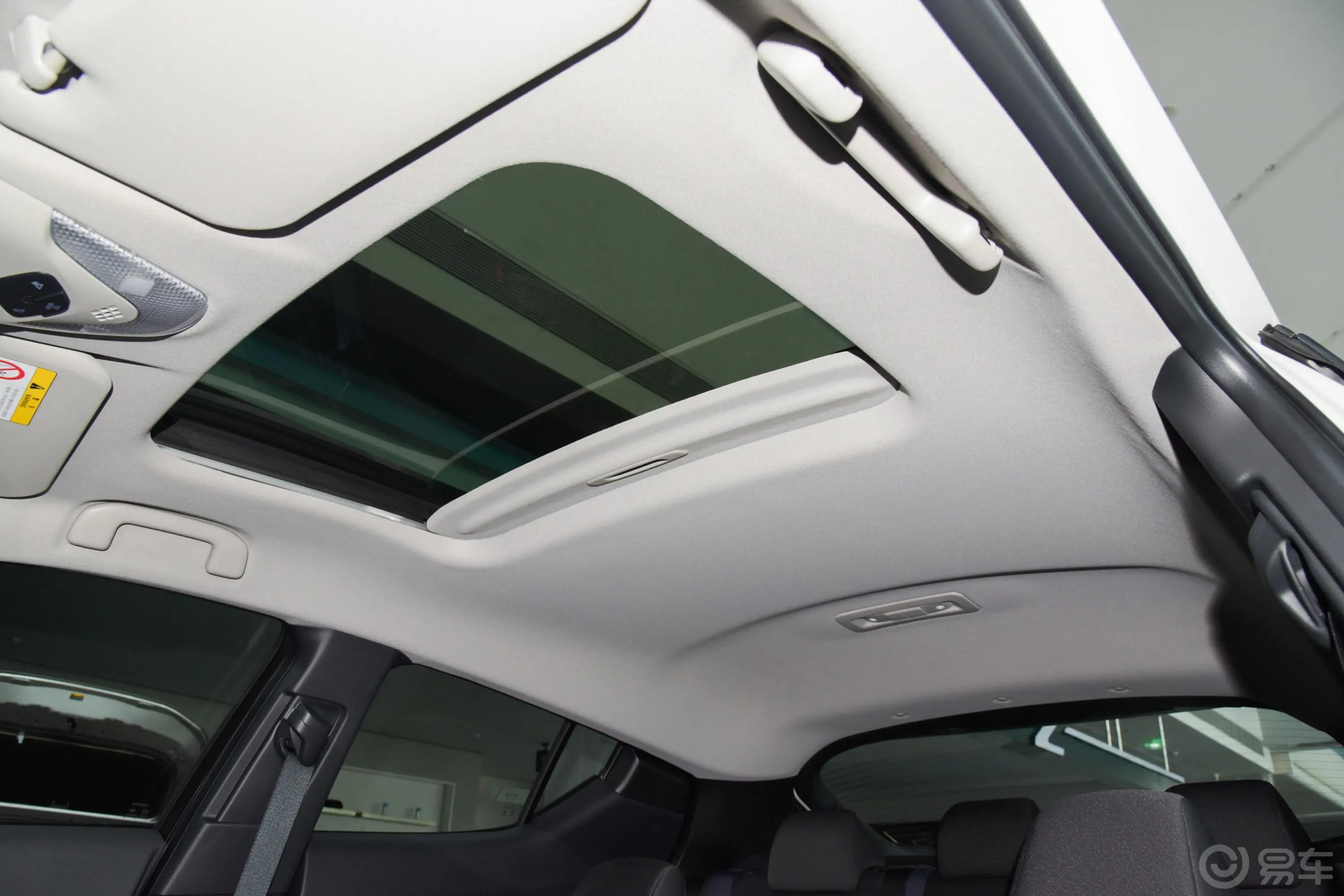丰田C-HR2.0L 舒适版天窗内拍关闭