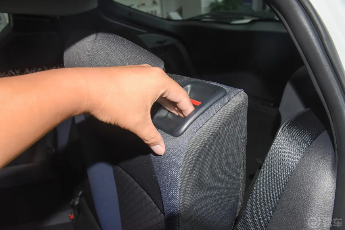丰田C-HR2.0L 舒适版后备箱内座椅放倒按钮