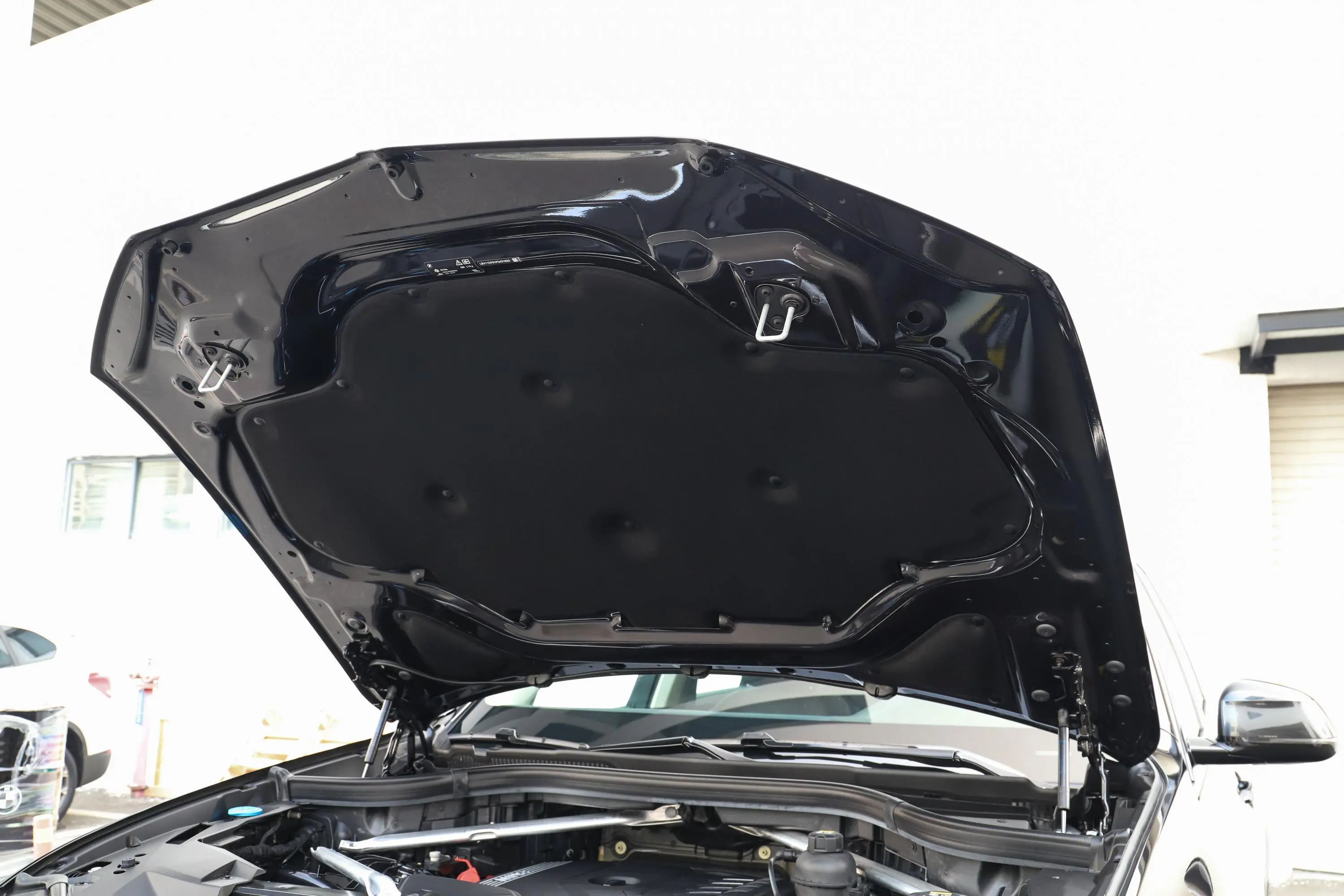 宝马X5改款 xDrive30Li M运动套装发动机舱盖内侧