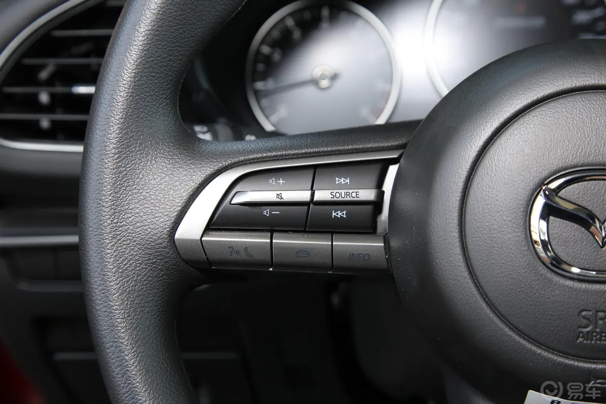 马自达3 昂克赛拉2.0L 自动质擎版左侧方向盘功能按键