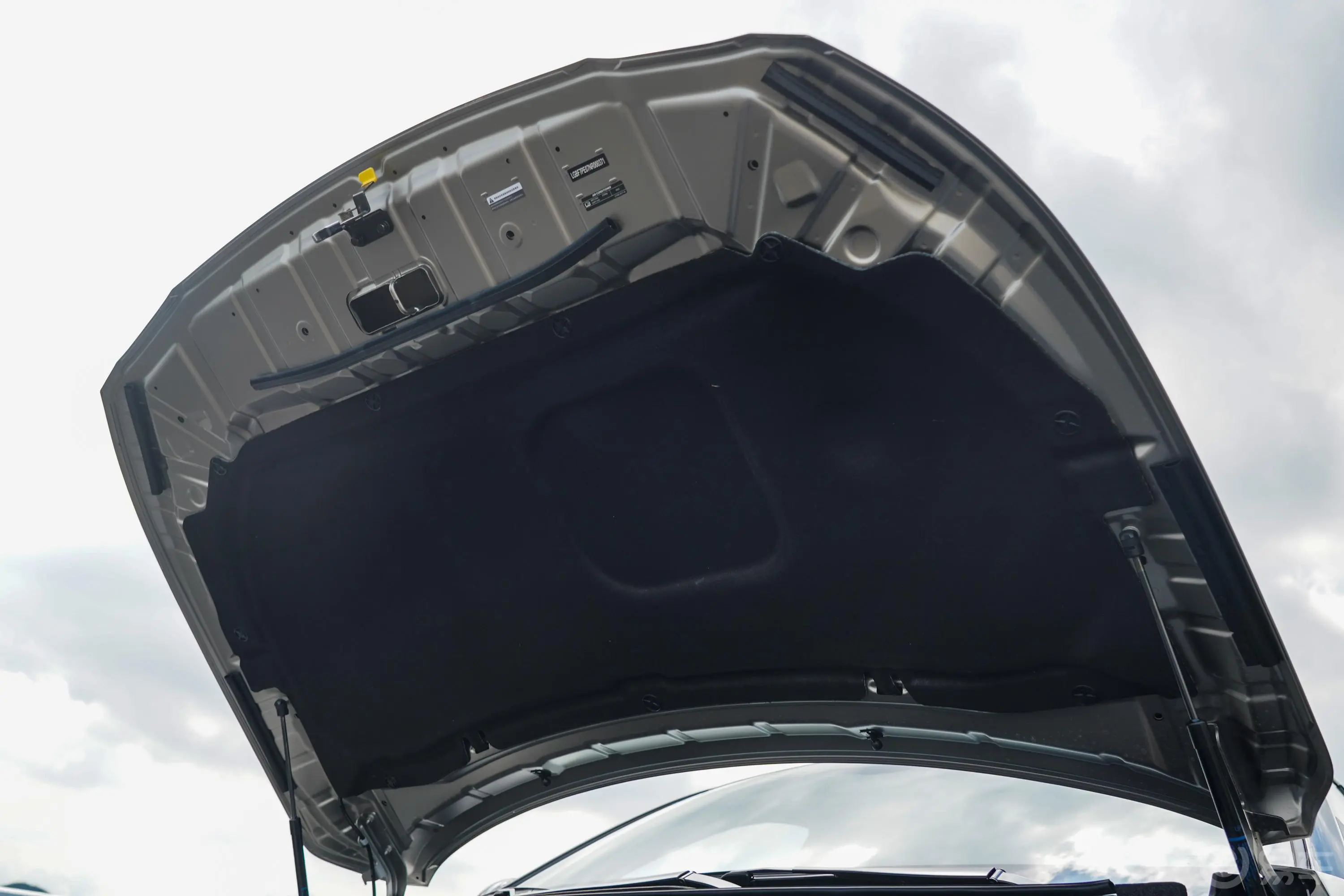 天籁2.0T XV 尊享版发动机舱盖内侧