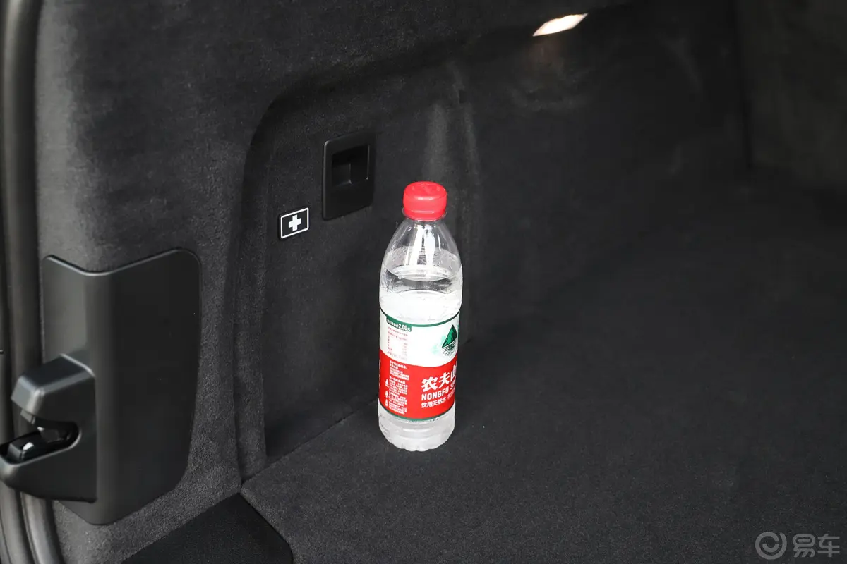 宝马X5改款 xDrive30Li 尊享型M运动套装后备厢