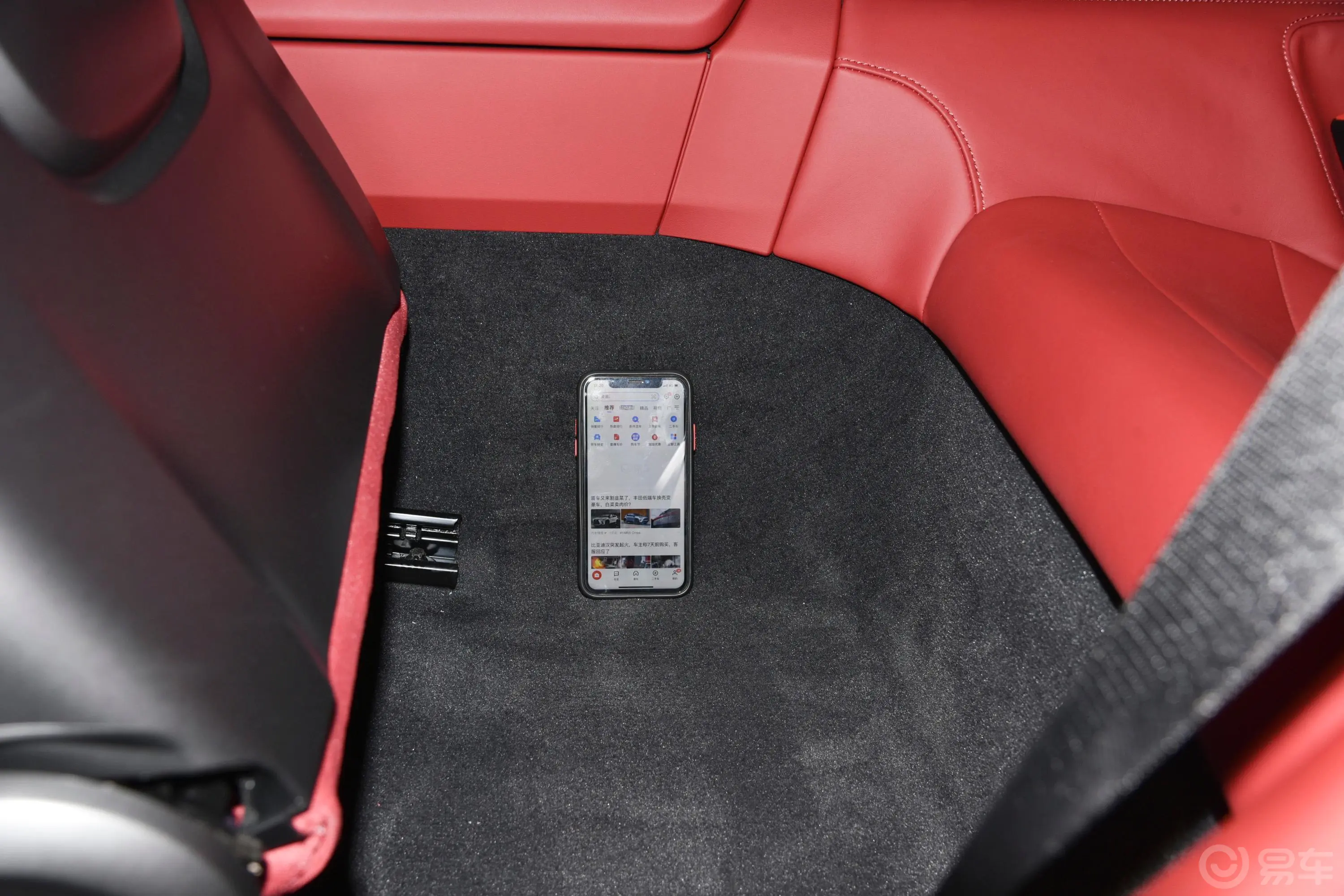 保时捷911Carrera S 3.0T后排地板中间位置