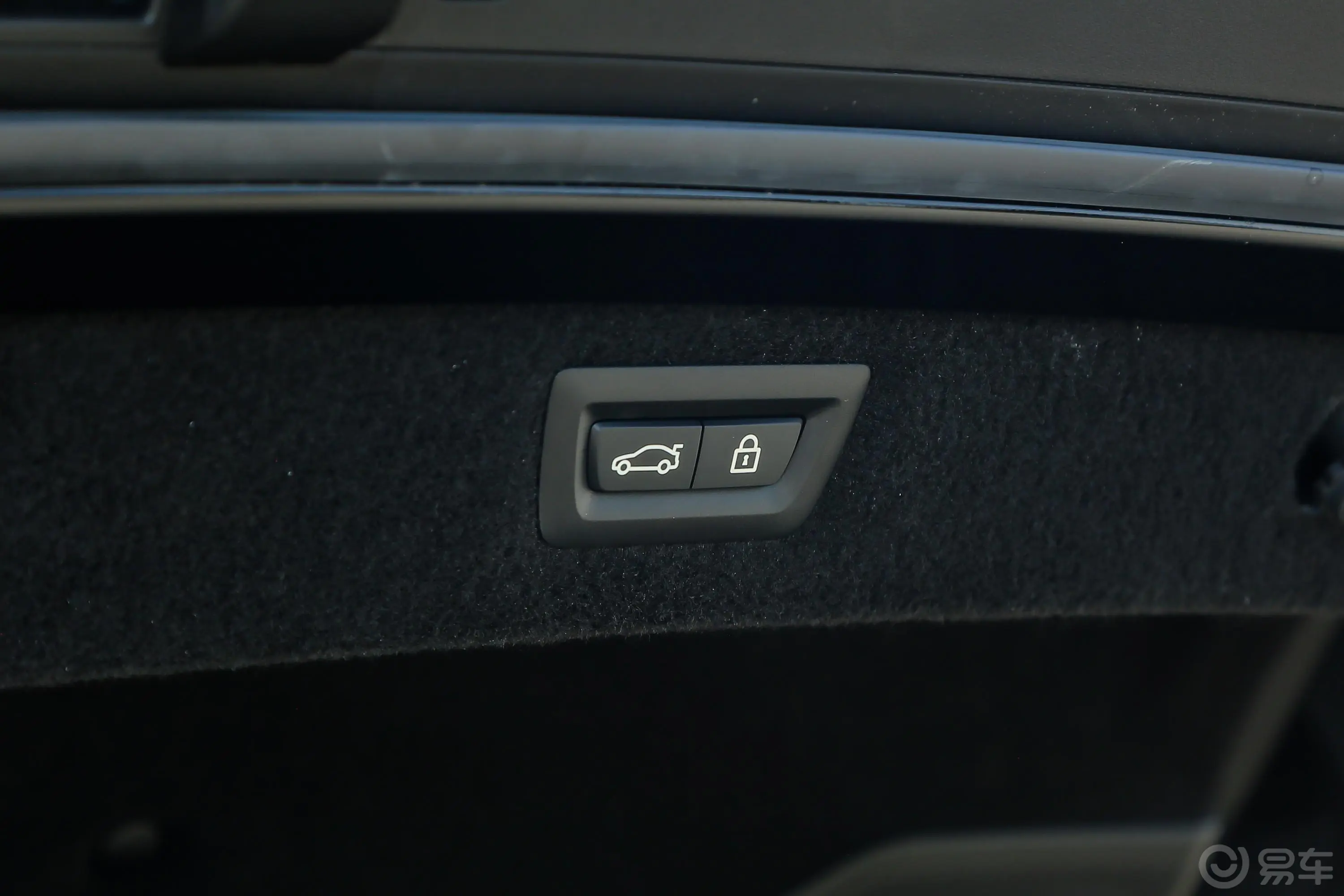 宝马8系双门轿跑车 840i M运动套装电动尾门按键（手动扶手）