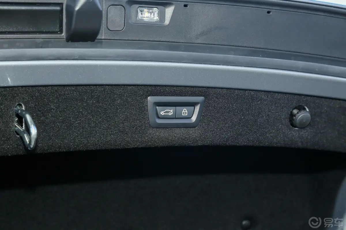 宝马8系敞篷轿跑车 840i M运动套装电动尾门按键（手动扶手）
