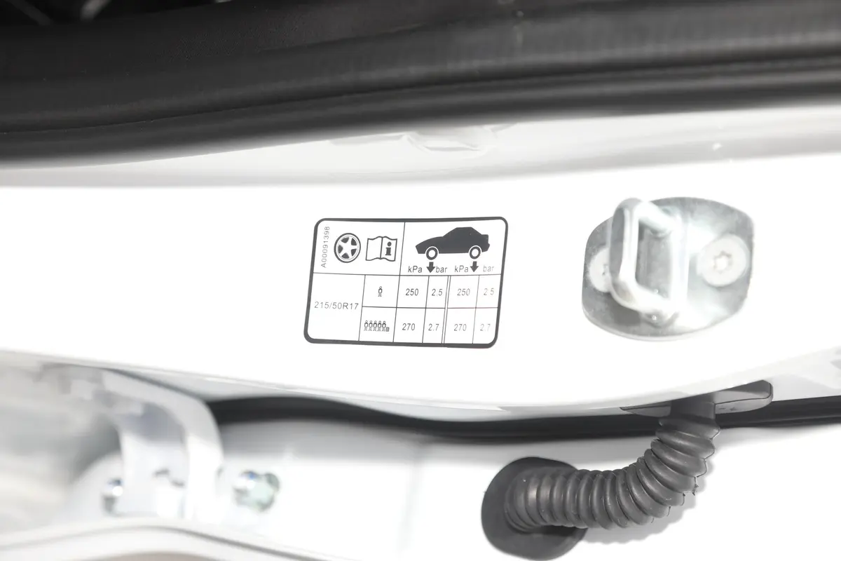 北京EU5网约车豪华版胎压信息铭牌