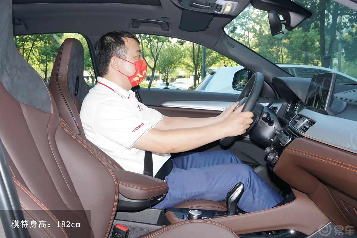 宝马X2xDrive25i 曜夜版前排空间体验