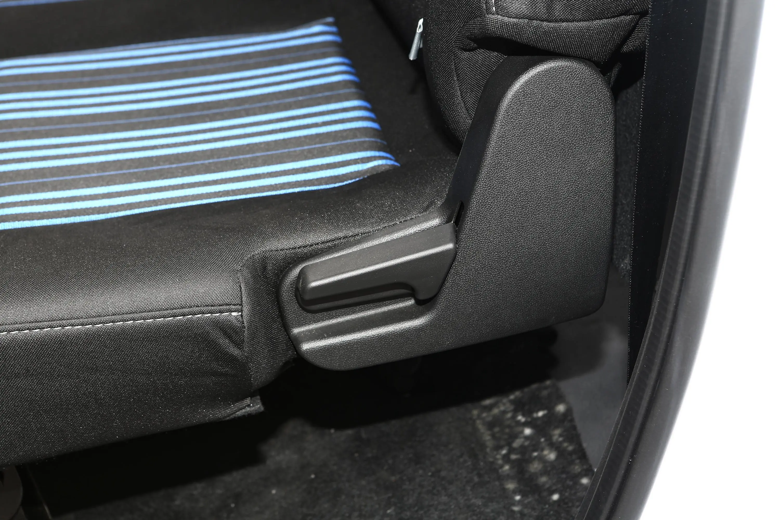 博腾V1乘用版 1.5L 手动 标准型后备箱内座椅放倒按钮