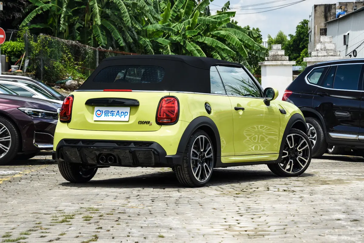 MINI CABRIO2.0T COOPER S CABRIO 赛车手侧后45度车头向右水平