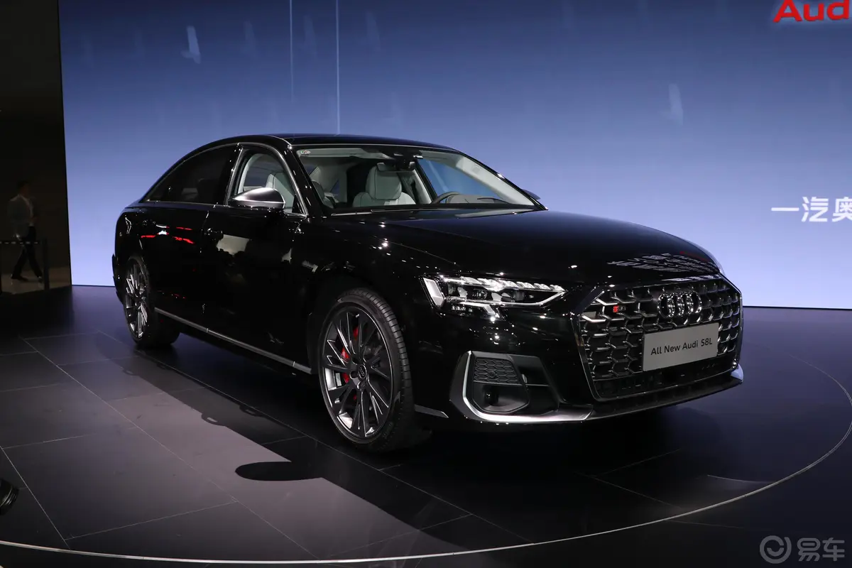 奥迪S8S8L 4.0TFSI quattro侧前45度车头向右水平