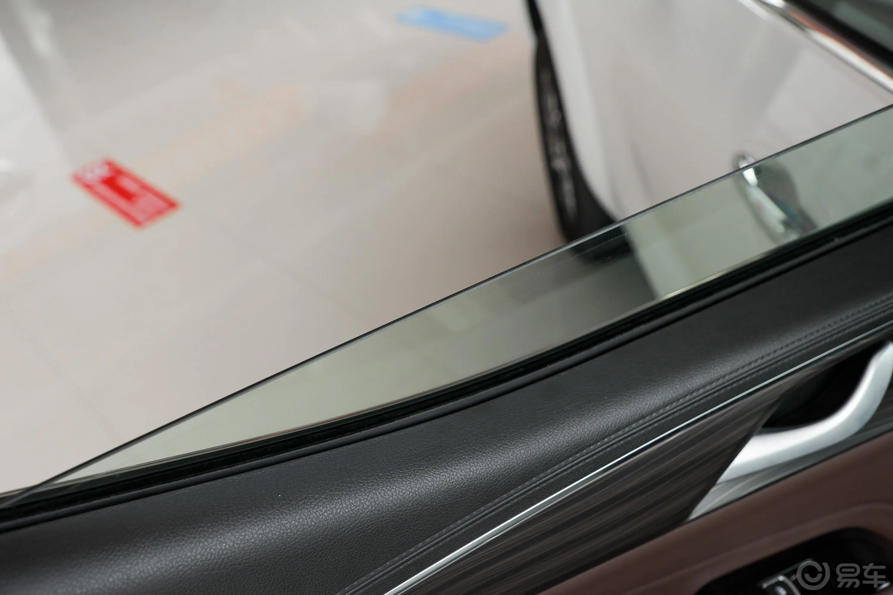 锐骐72.0T 自动四驱标准货箱标准型 汽油后排玻璃材质特写