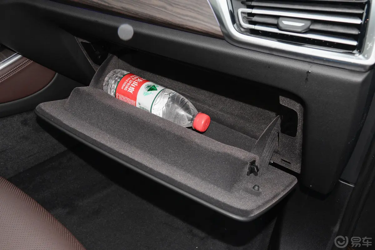 宝马X5改款 xDrive40Li 尊享型M运动套装手套箱空间水瓶横置