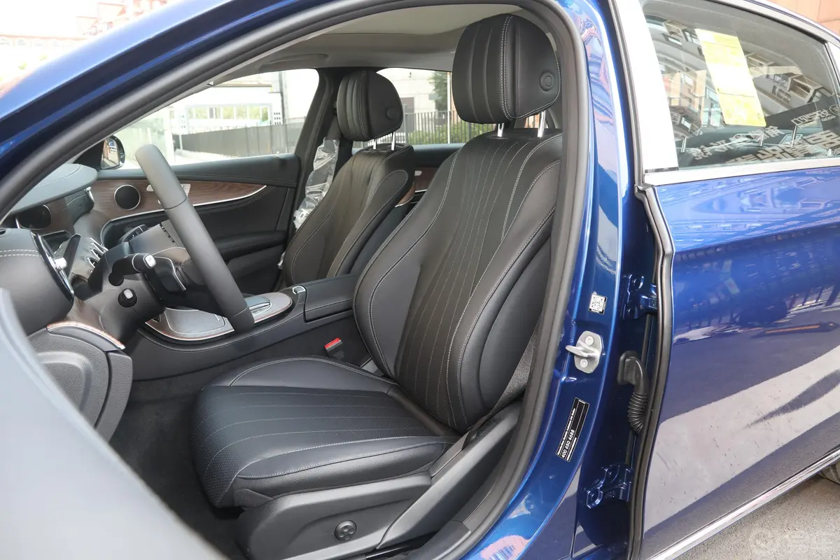 奔驰E级 插电混动改款三 E 350 e L 插电式混合动力轿车驾驶员座椅