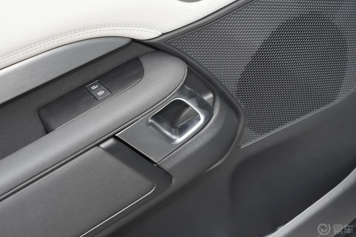 发现改款 3.0T 360PS R-Dynamic S主驾驶位