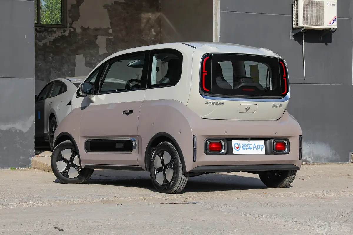 宝骏KiWi EV301km 大疆版 磷酸铁锂侧后45度车头向左水平