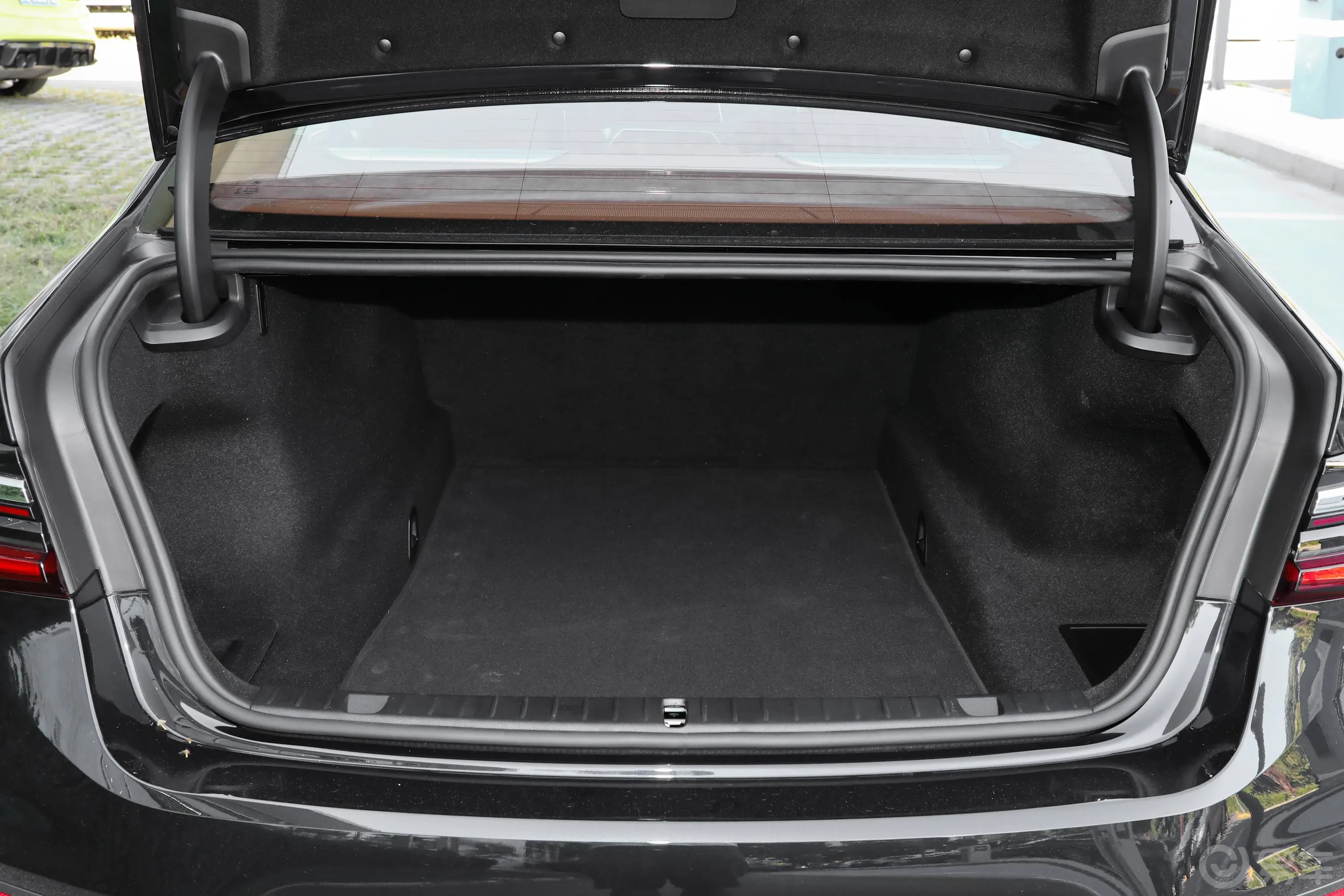 宝马7系740Li xDrive 行政型 M运动套装后备厢空间特写