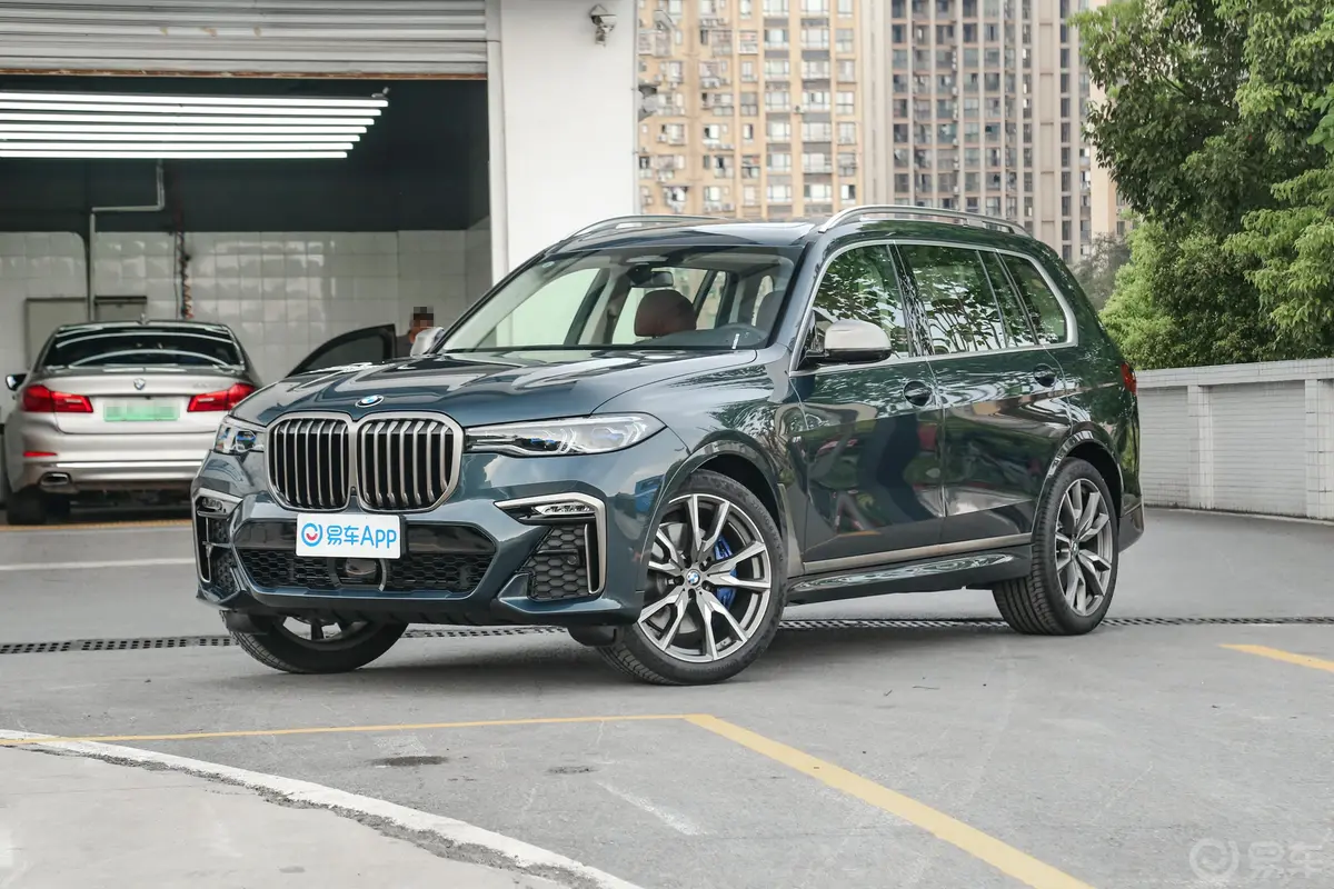 宝马X7xDrive M50i侧前45度车头向左水平