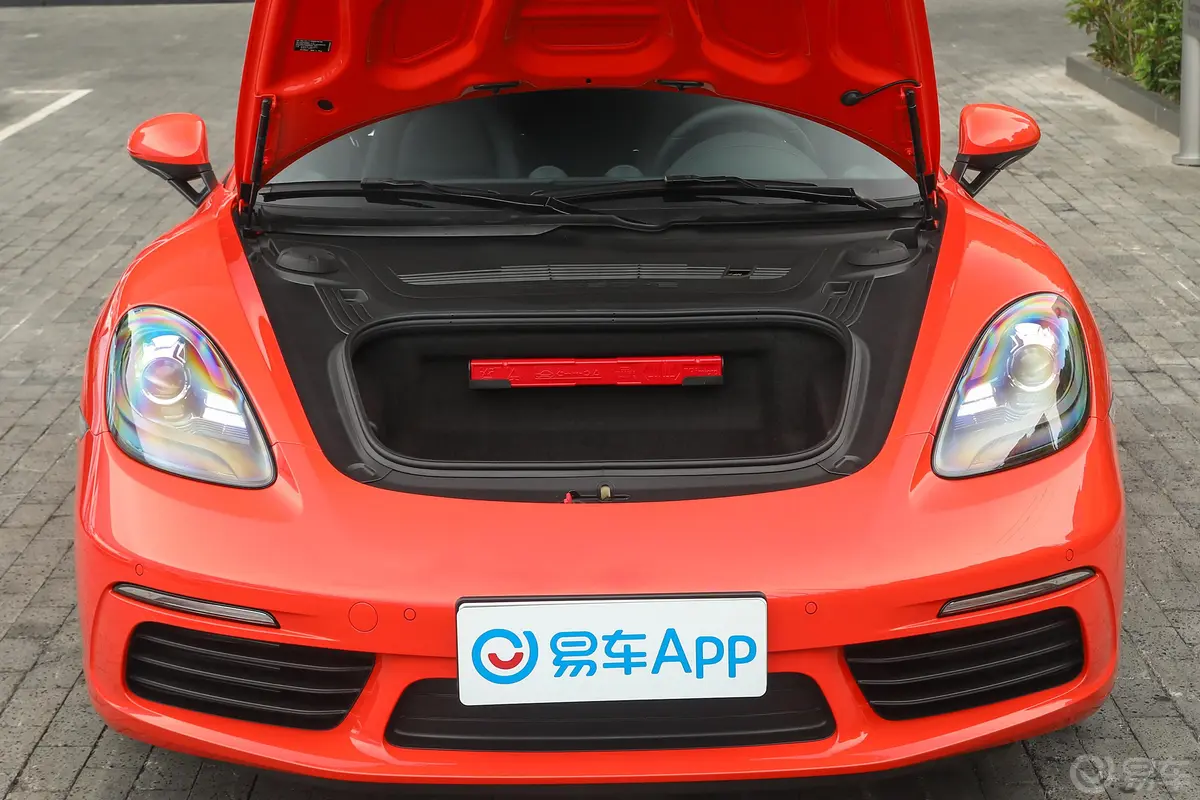 保时捷718Boxster 2.0T发动机舱整体