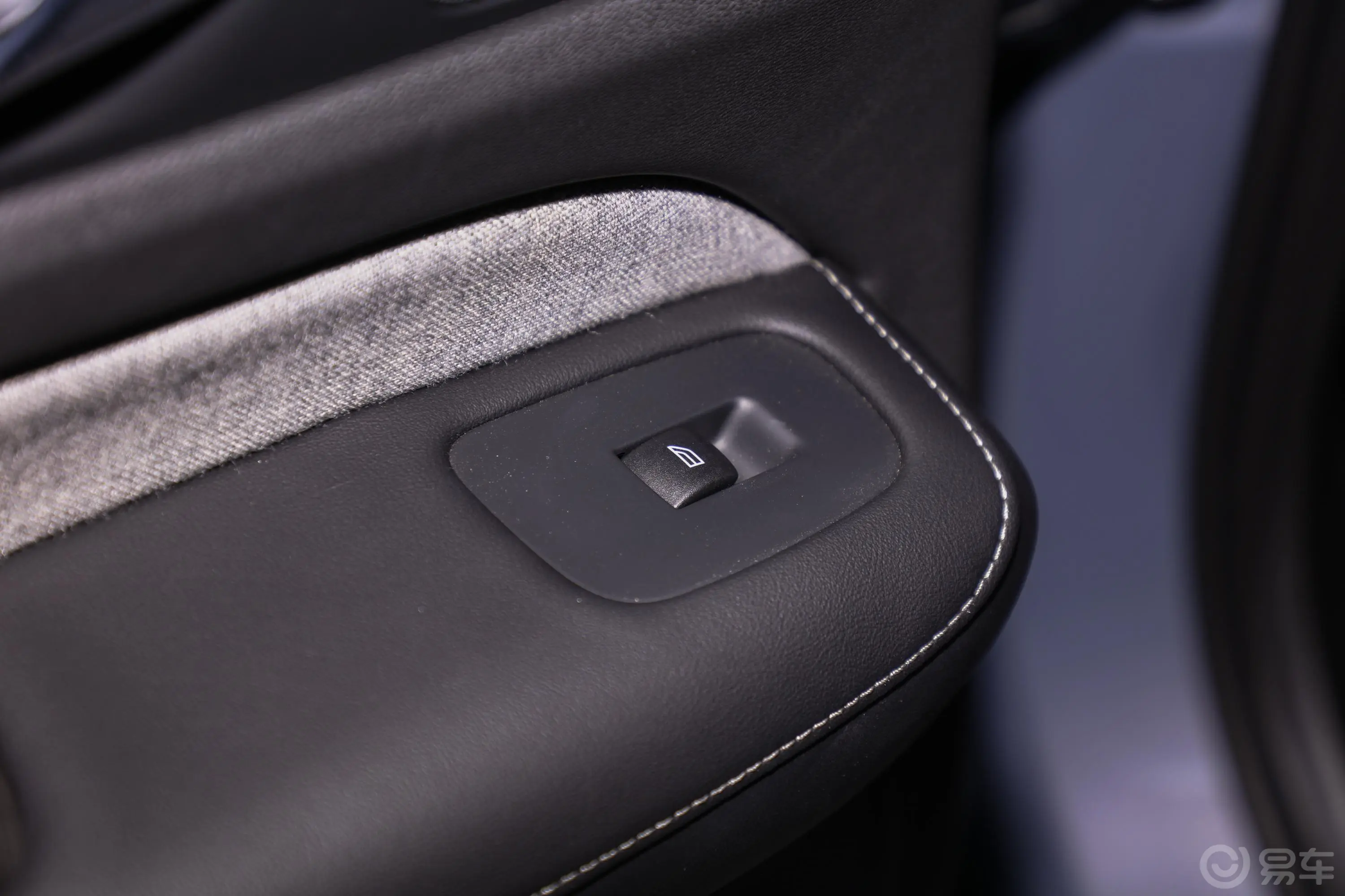 沃尔沃S60新能源T8 四驱智雅运动版后车窗调节