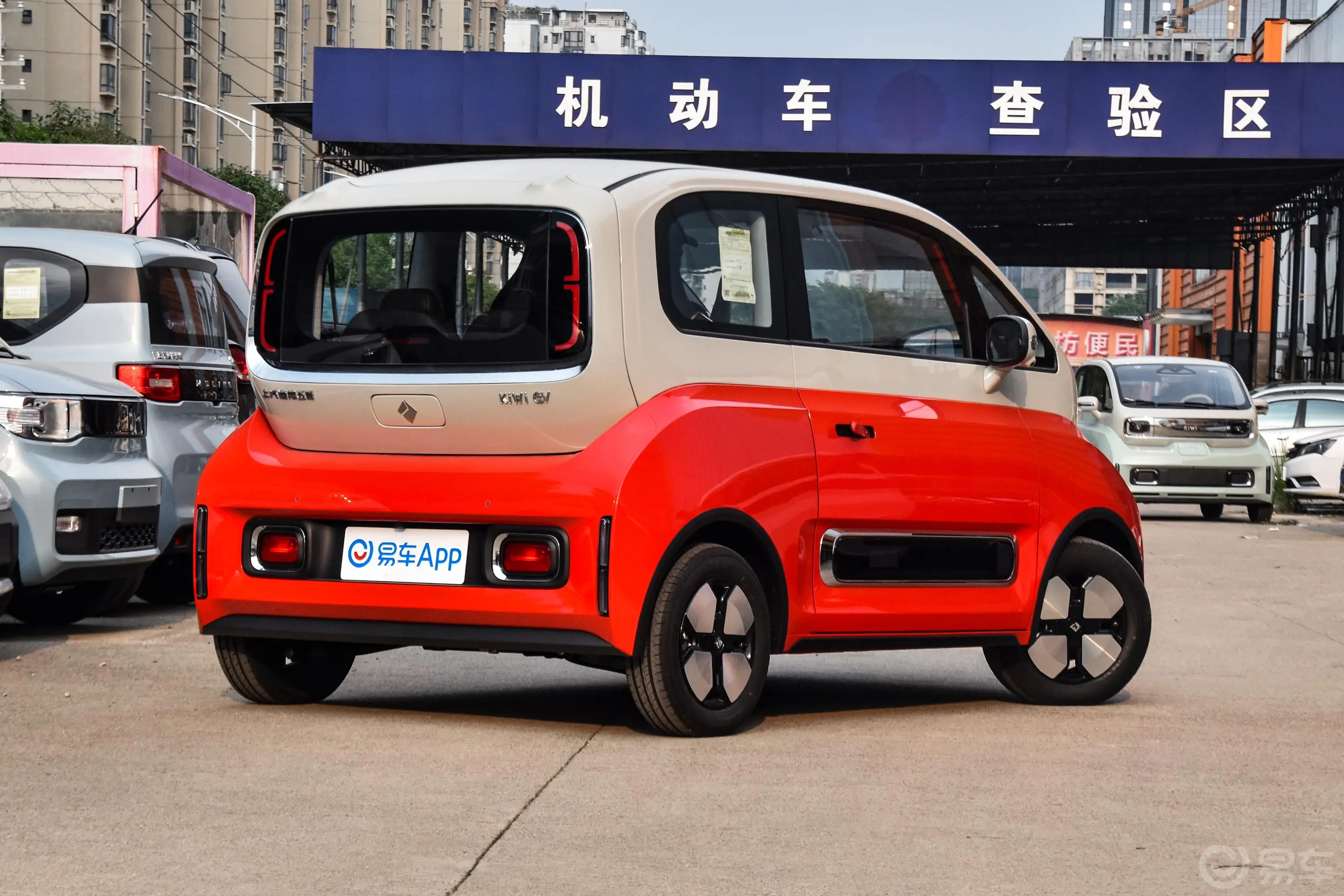 宝骏KiWi EV305km 智奢版 磷酸铁锂侧后45度车头向右水平