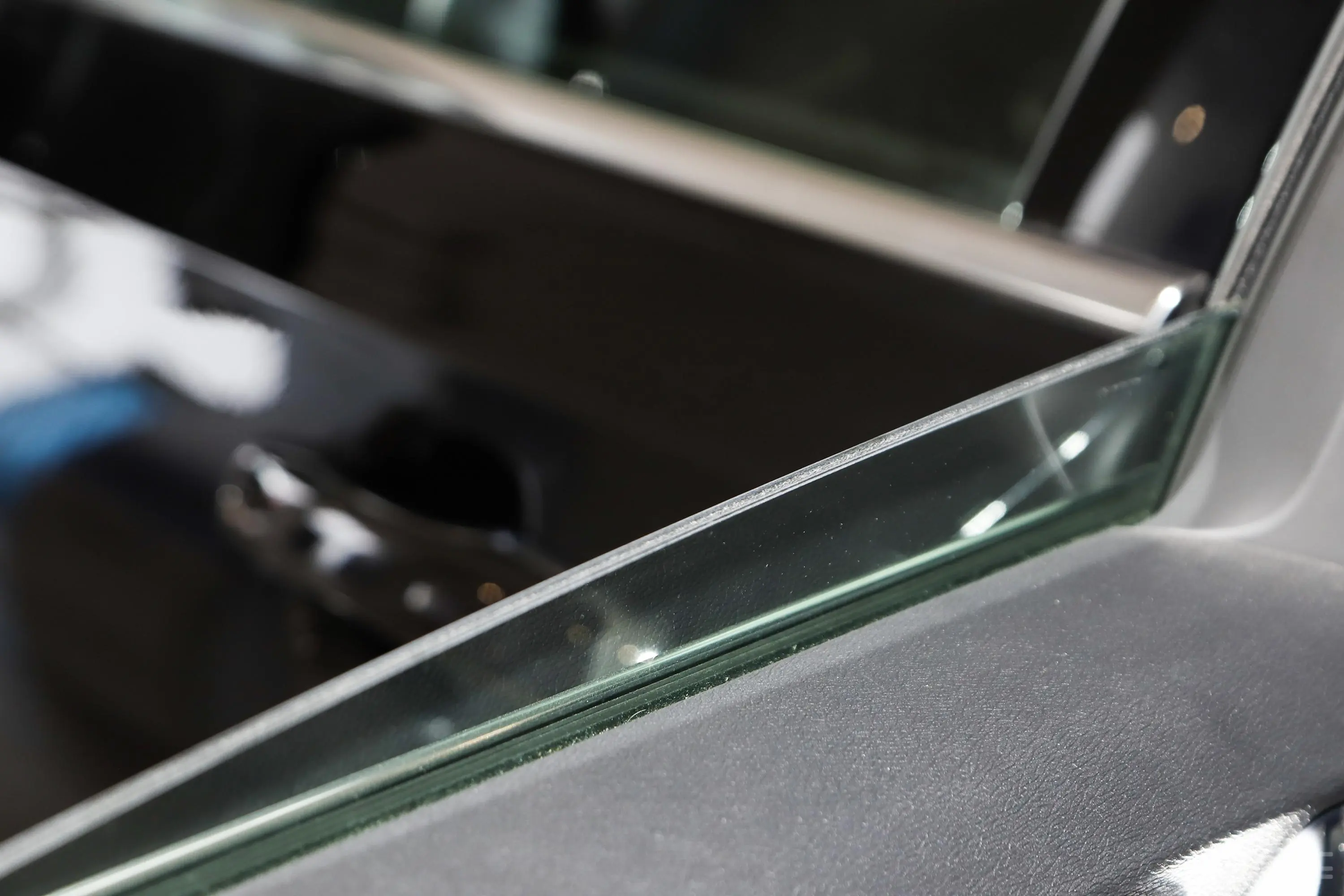 沃尔沃S90 RECHARGET8 长续航 智逸豪华版后排玻璃材质特写
