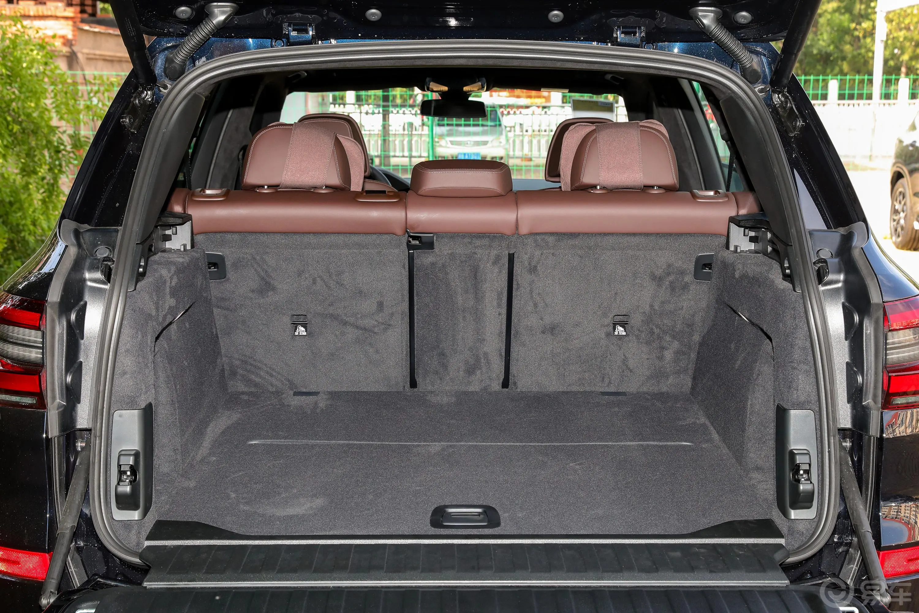 宝马X5改款 xDrive40Li M运动套装后备厢空间特写
