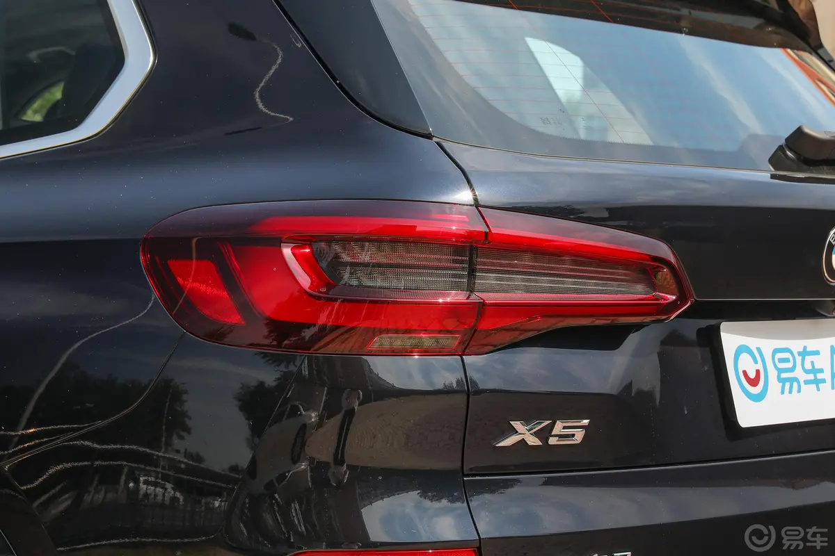 宝马X5改款 xDrive40Li M运动套装外观灯组