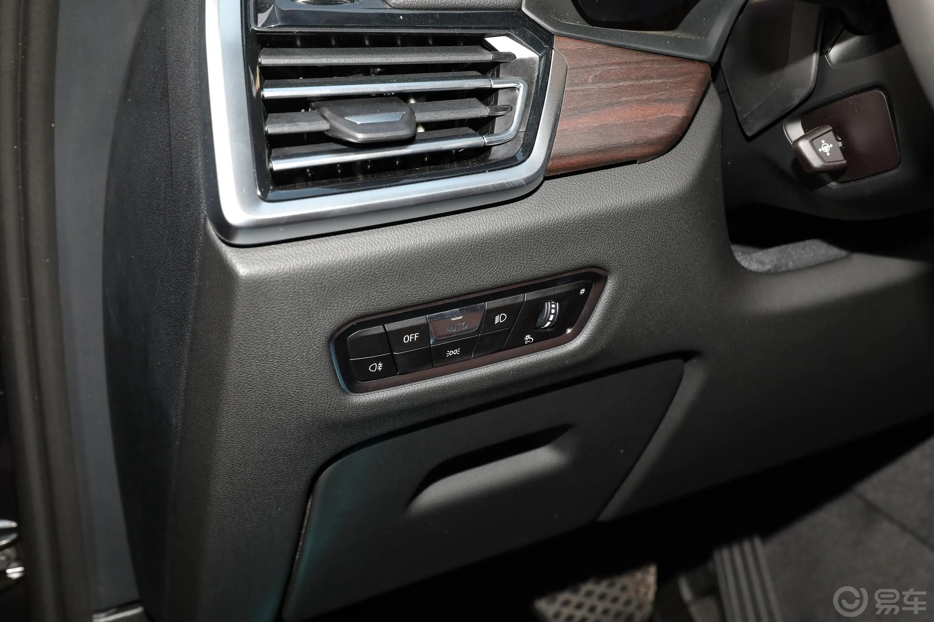 宝马X5改款 xDrive40Li M运动套装灯光控制区