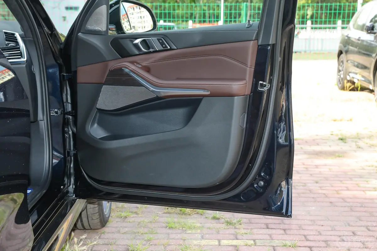 宝马X5改款 xDrive40Li M运动套装副驾驶位