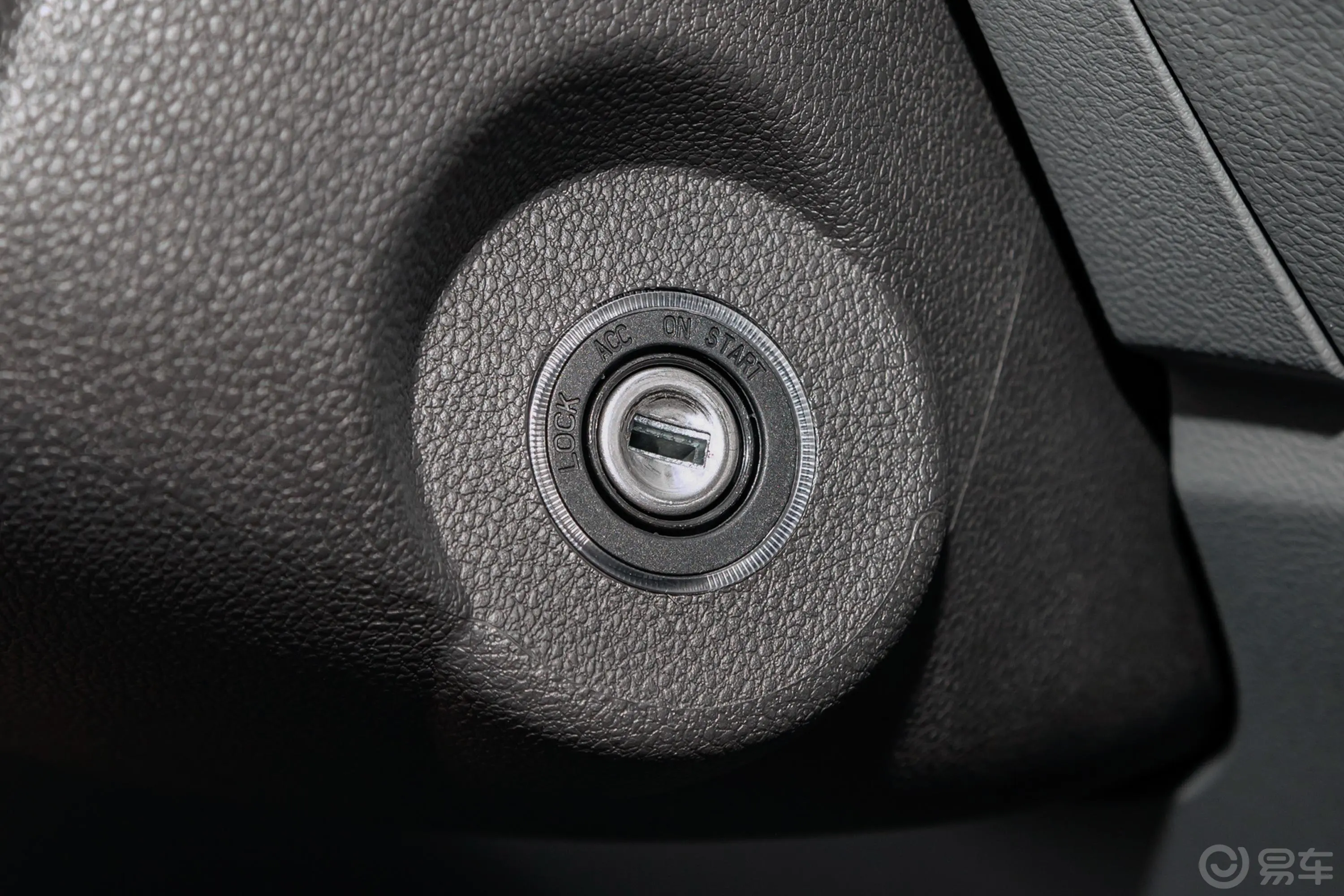 图雅诺通途厢货 2.0T 手动加长轴中顶后单胎 3座钥匙孔或一键启动按键