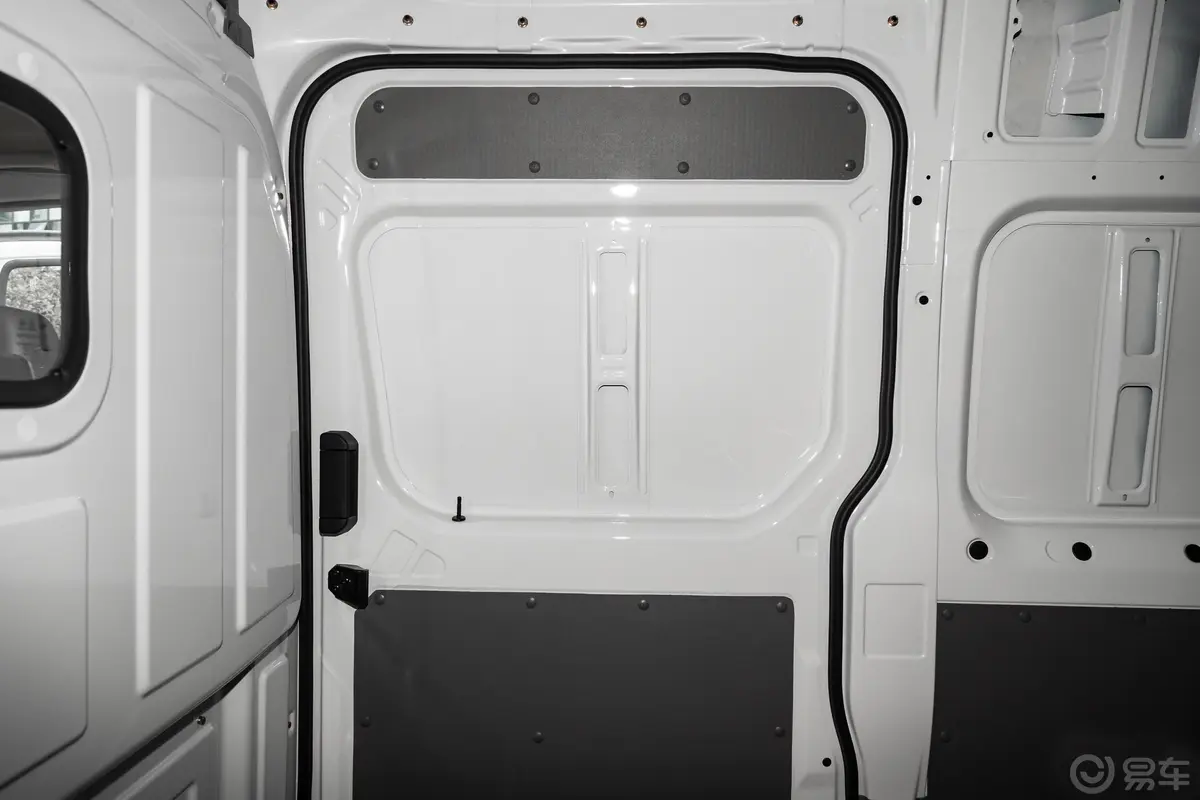 图雅诺通途厢货 2.0T 手动加长轴中顶后单胎 3座空间