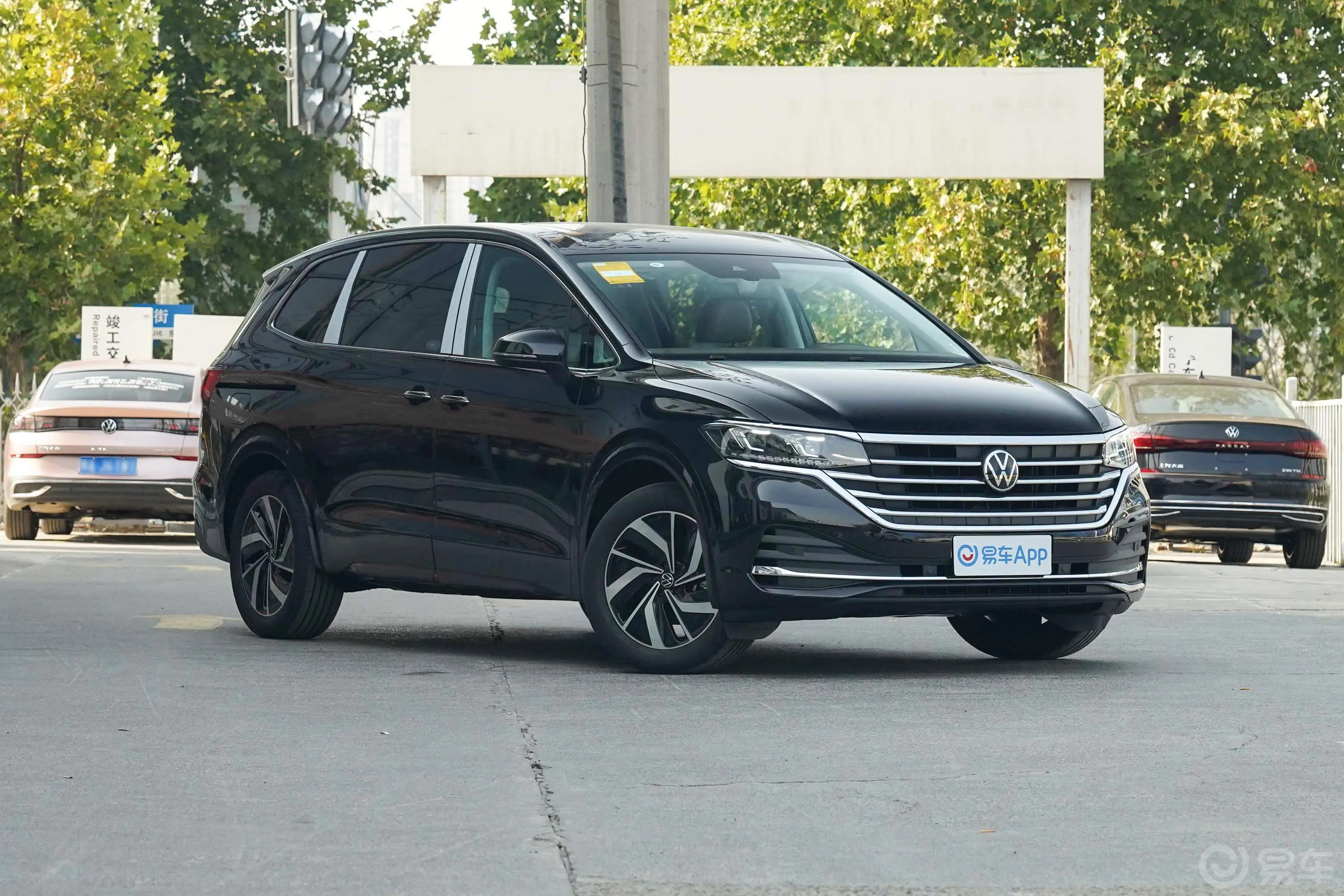 威然330TSI 豪华版发动机舱盖内侧