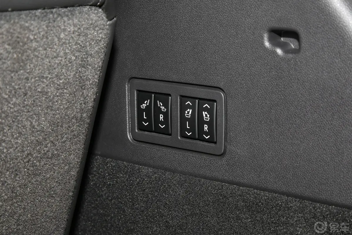 凯迪拉克XT6轻混 120周年纪念版 2.0T 四驱尊贵型 6座后备箱内座椅放倒按钮