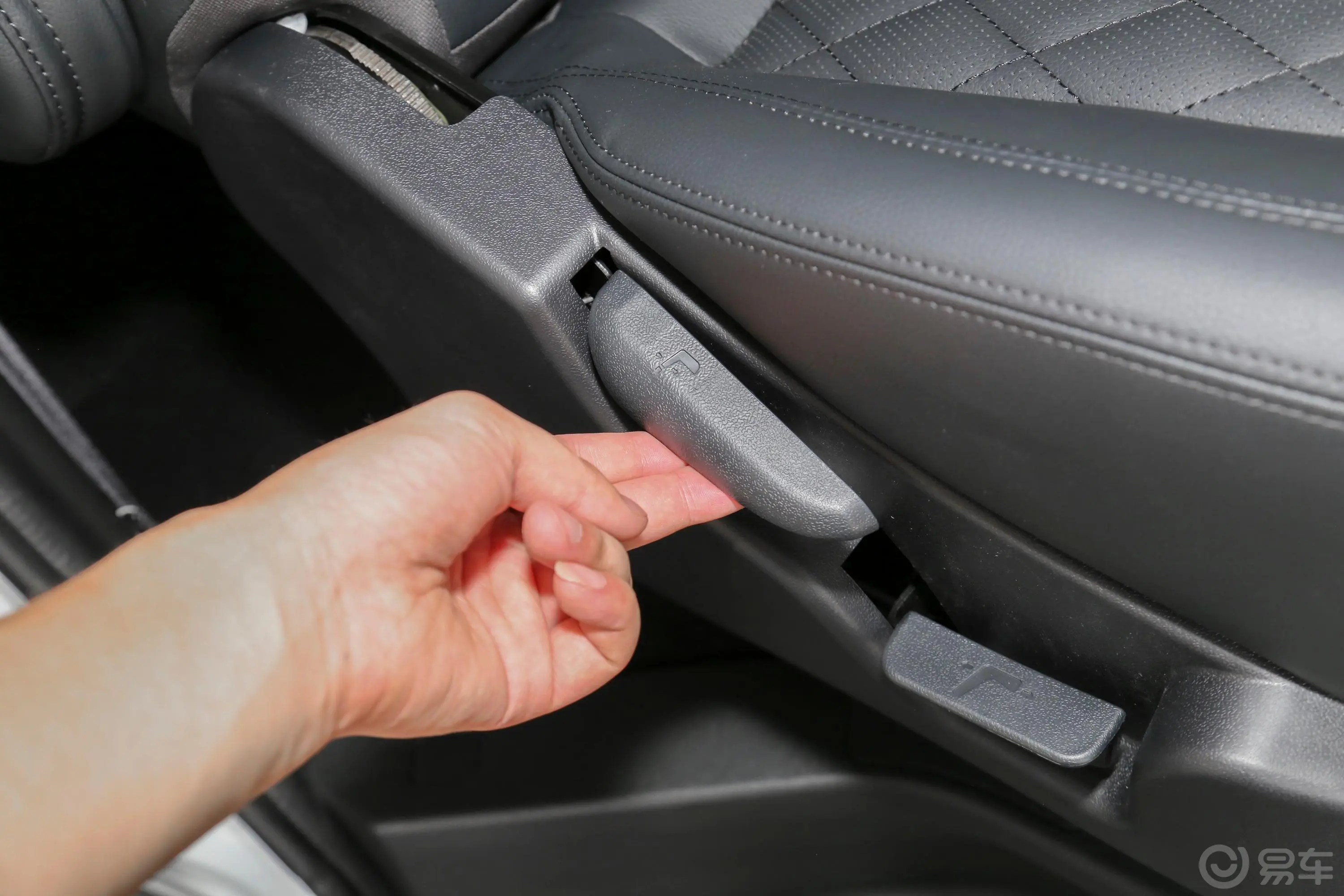 菱智M5 EV普通版 401km 豪华型 7座后备箱内座椅放倒按钮