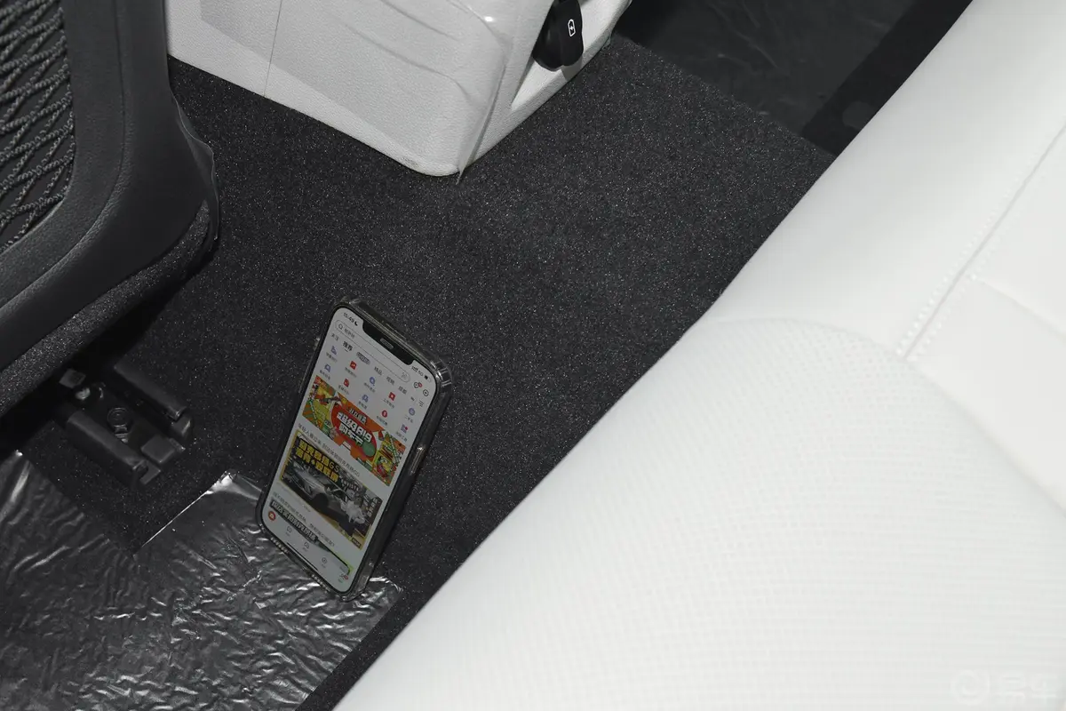 捷尼赛思G702.0T 四驱豪华版后排地板中间位置