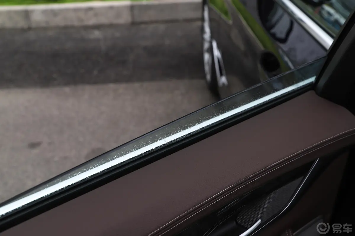 宝马5系改款三 530Li 尊享型 豪华套装后排玻璃材质特写