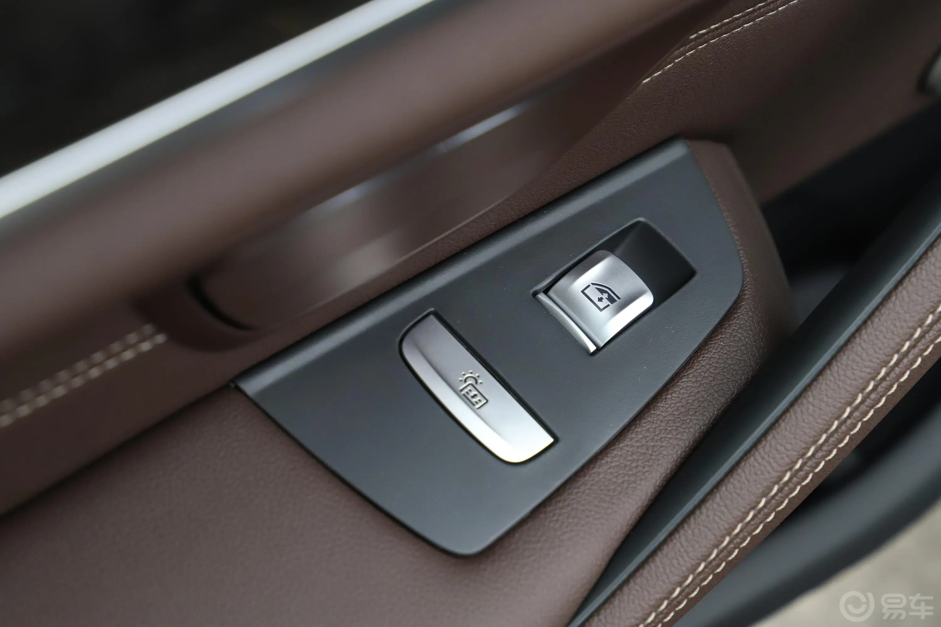 宝马5系改款三 530Li 尊享型 豪华套装后车窗调节