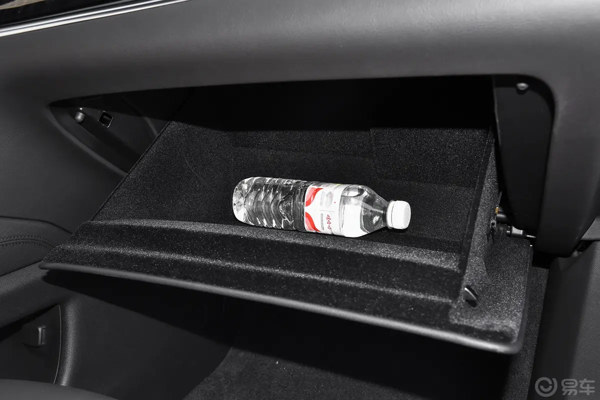凯迪拉克XT6轻混 120周年纪念版 2.0T 四驱豪华型 6座手套箱空间水瓶横置