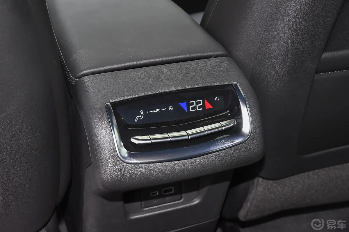 凯迪拉克XT6轻混 120周年纪念版 2.0T 四驱风尚型 6座后排空调控制键