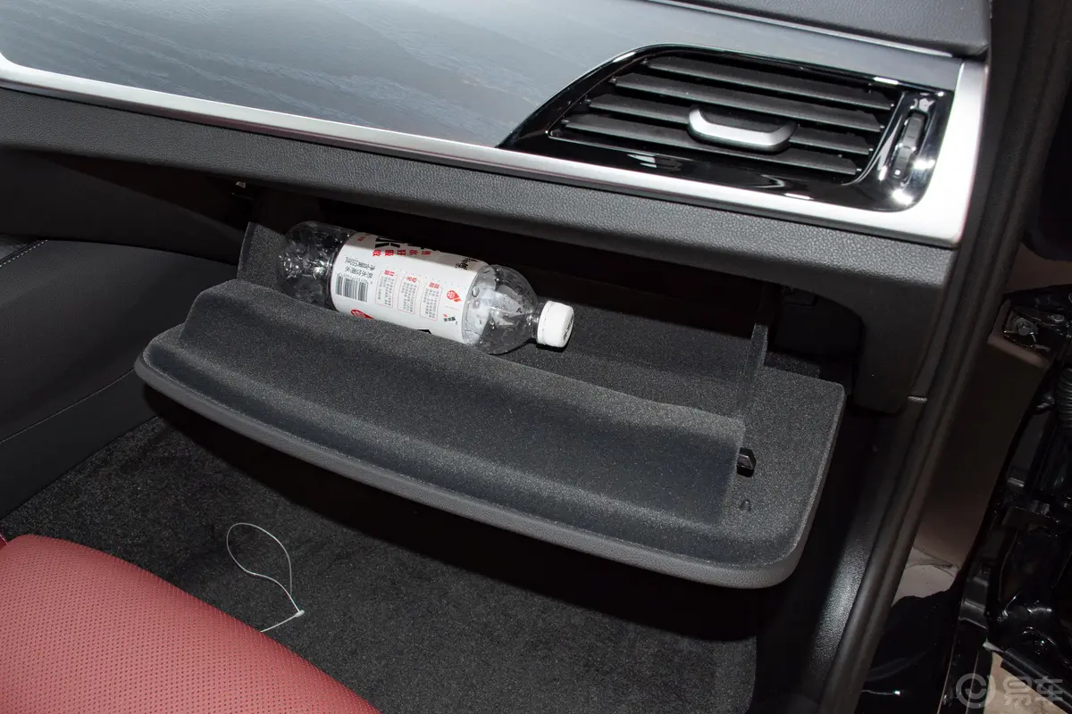宝马5系改款三 530Li 尊享型 M运动套装手套箱空间水瓶横置