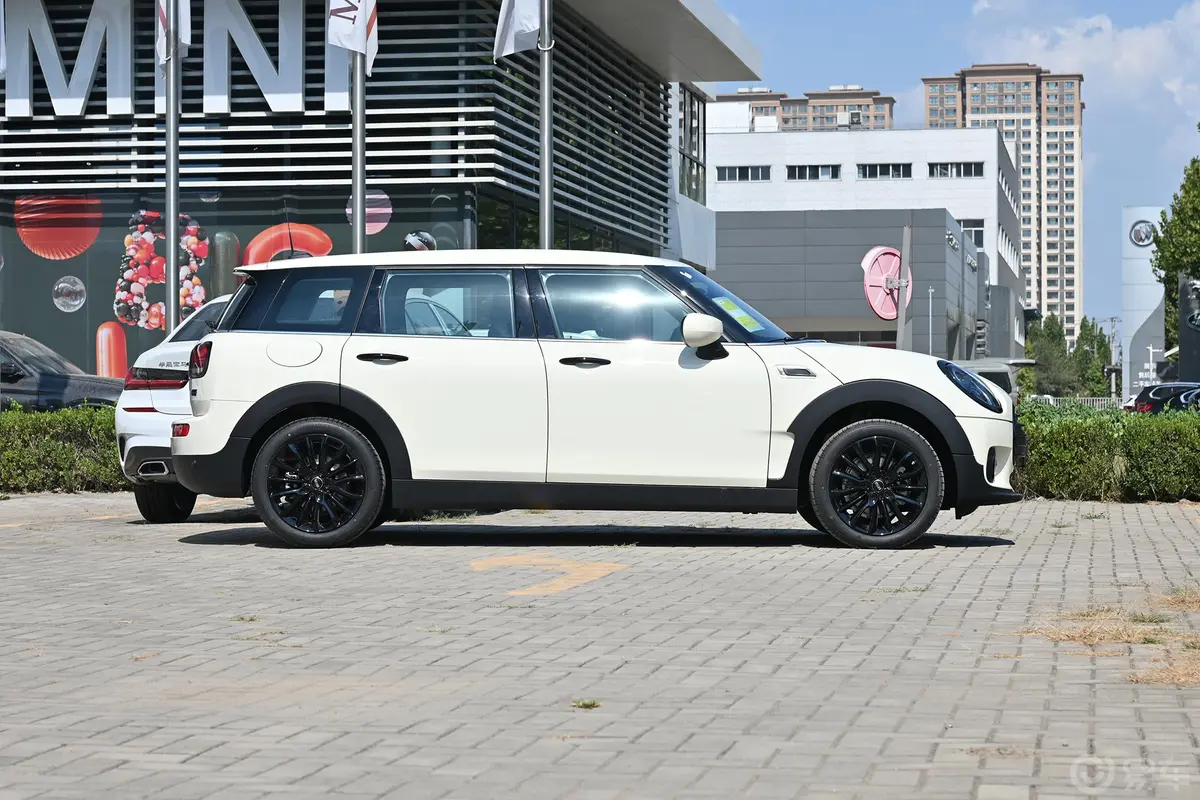 MINI CLUBMAN1.5T 白衬衫特别版正侧车头向右水平