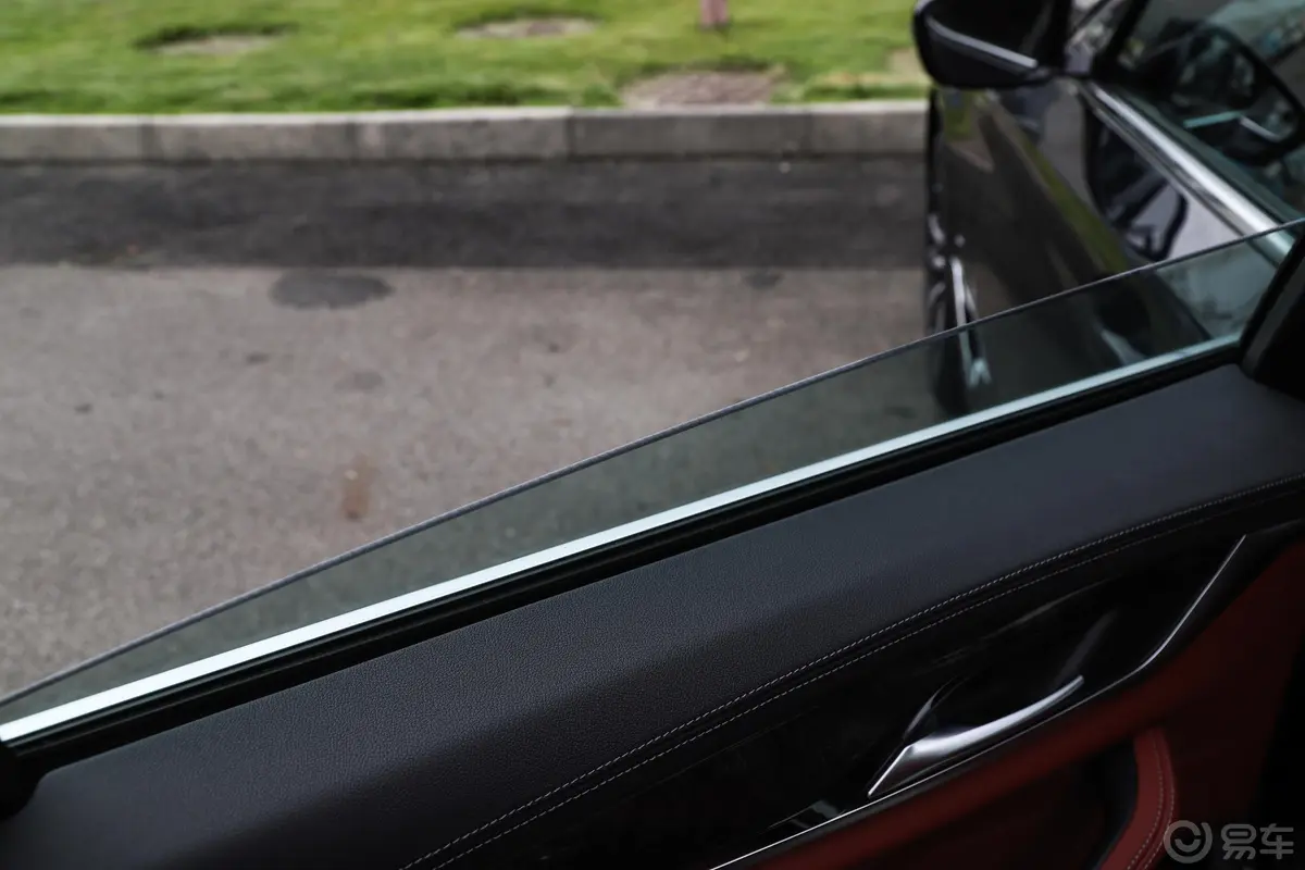 宝马5系改款二 525Li M运动套装后排玻璃材质特写