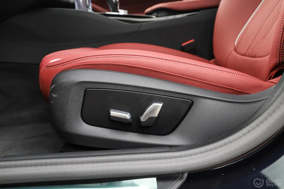 宝马5系改款二 525Li M运动套装主驾座椅调节