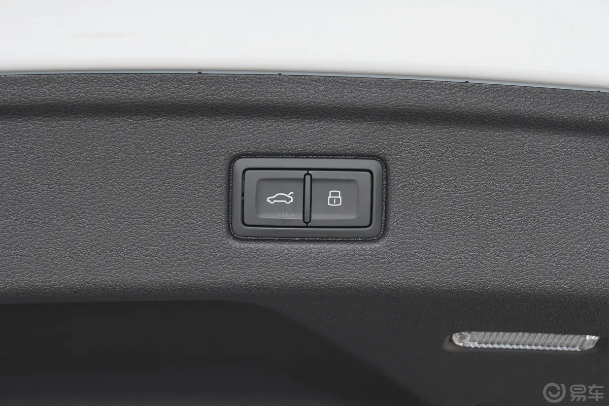 奥迪A5Sportback 40 TFSI quattro 豪华动感型电动尾门按键（手动扶手）