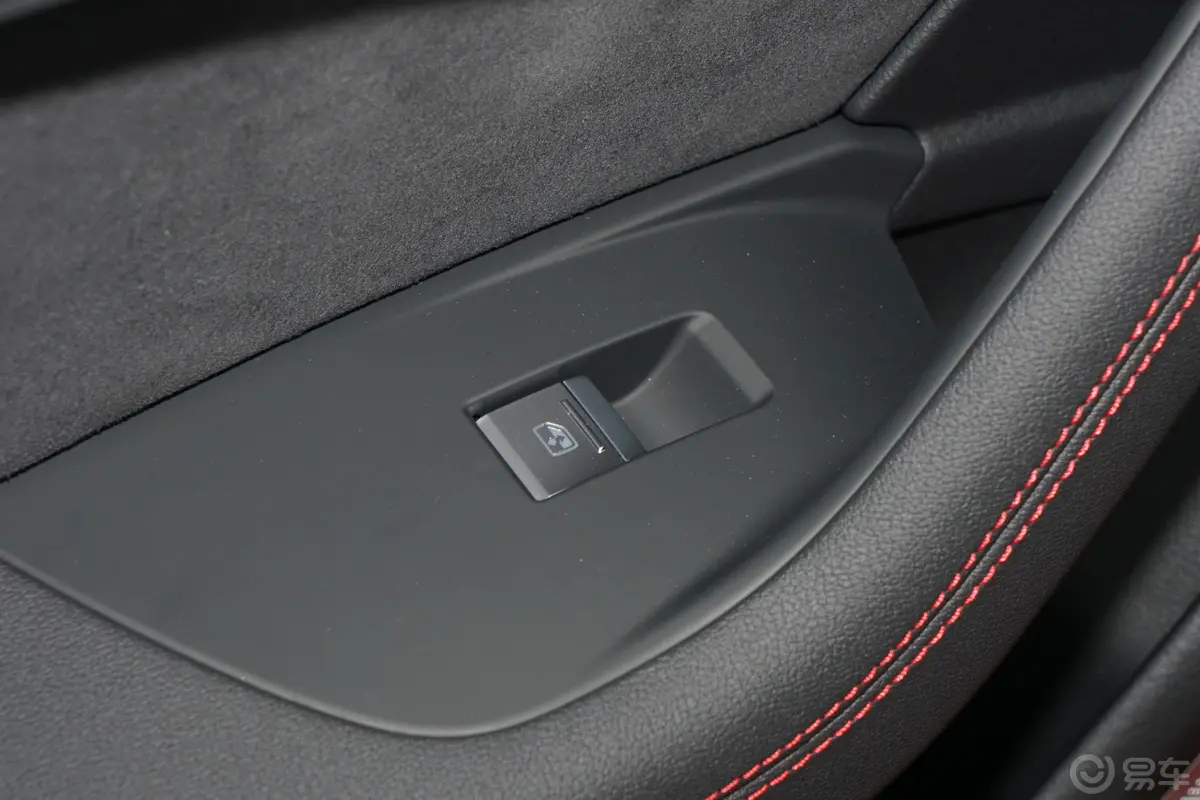 奥迪RS 64.0T Avant后车窗调节