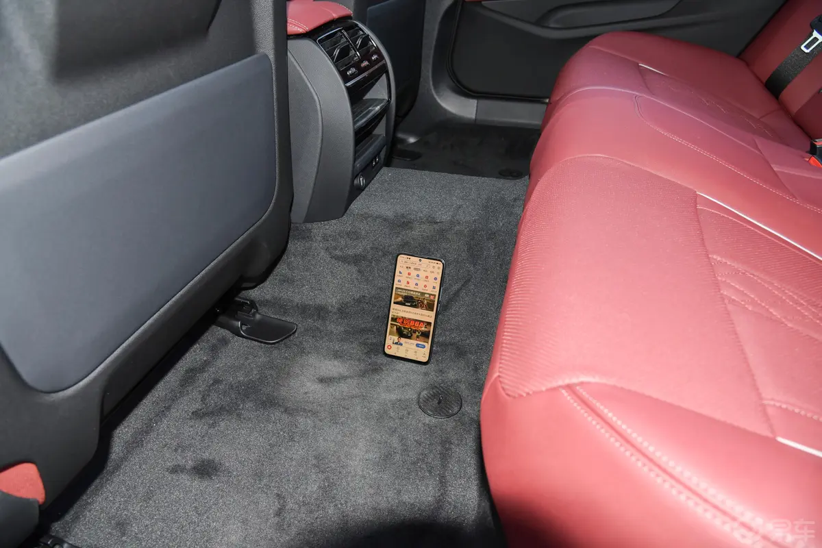 宝马5系 插电混动改款二 535Le 豪华套装后排地板中间位置