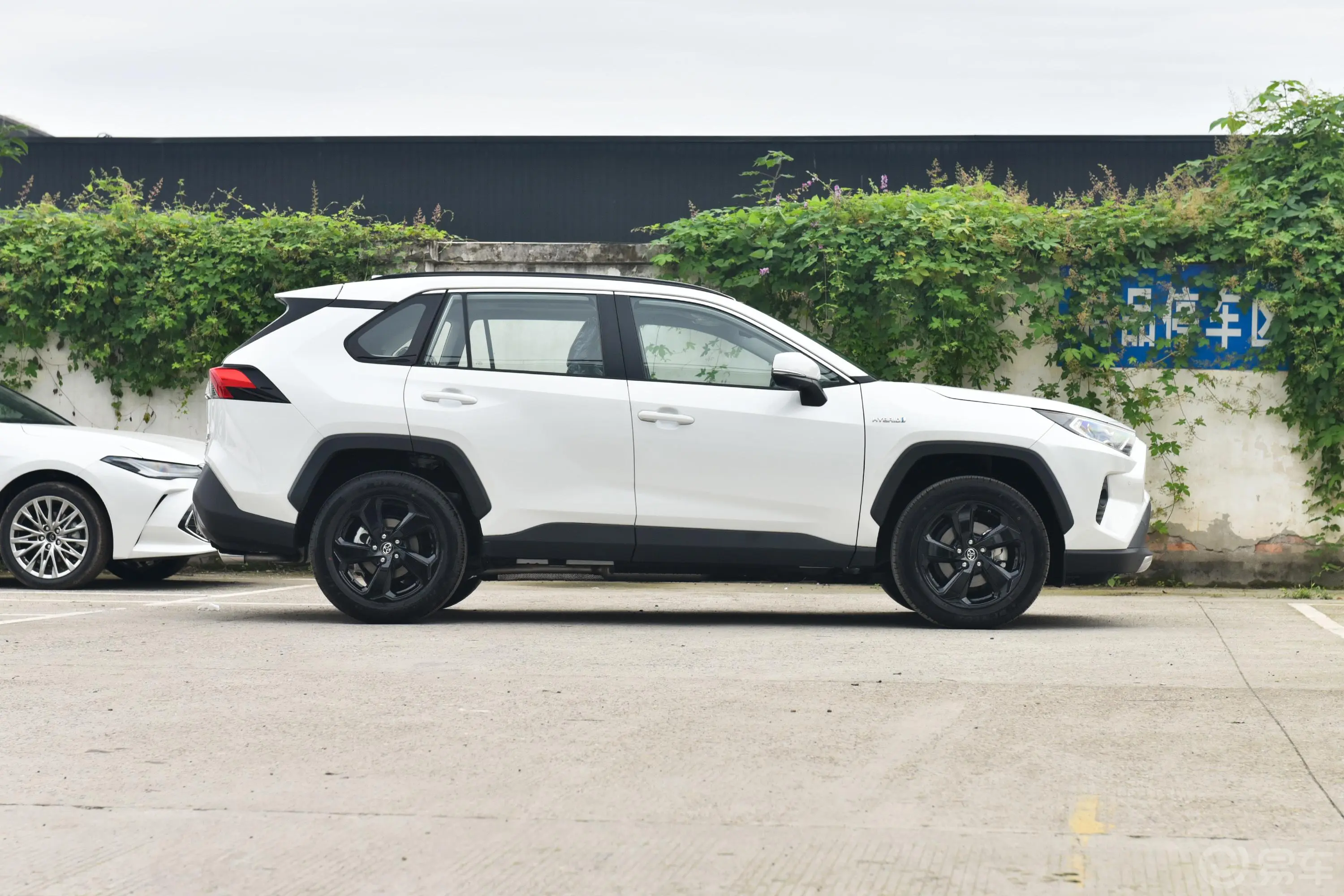 RAV4荣放双擎 2.5L 四驱旗舰版正侧车头向右水平